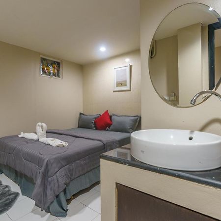 Cheqinn Bed Sukhumvit 4 Nana Plaza Bangkok Luaran gambar