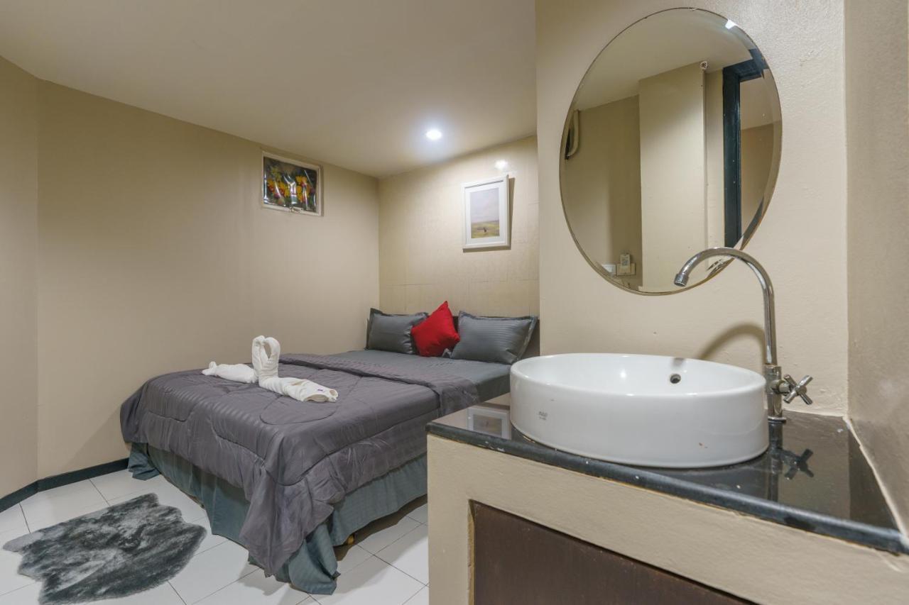 Cheqinn Bed Sukhumvit 4 Nana Plaza Bangkok Luaran gambar